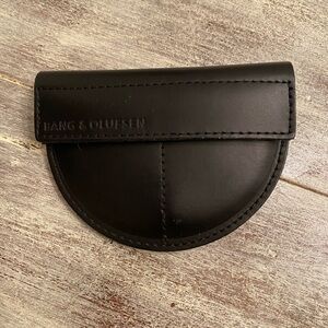 Bang & Olufsen Black Leather earphones case/pouch